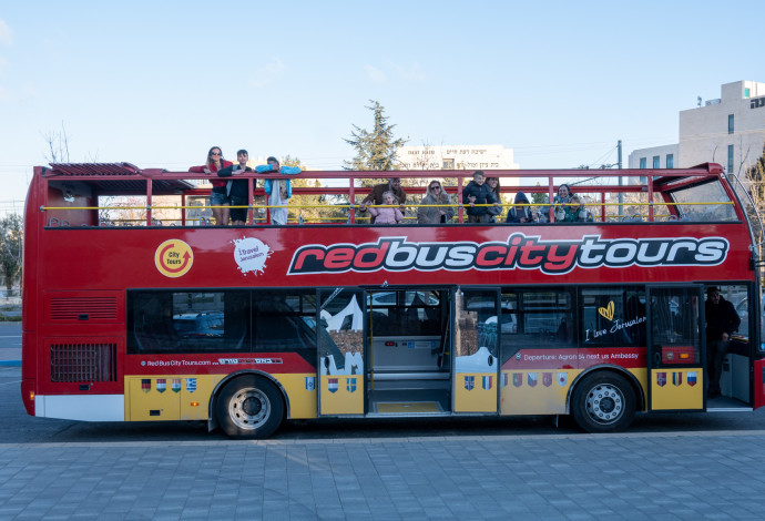 אוטובוס תיירים בירושלים (צילום:  דנה חפצדי)