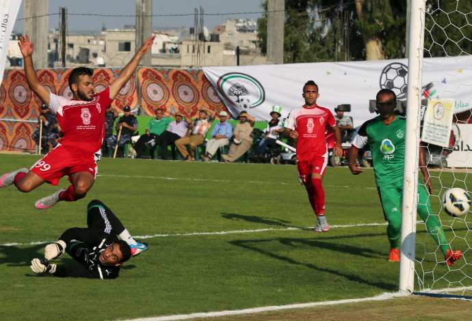 כדורגל פלסטינאי (צילום:  רויטרס)