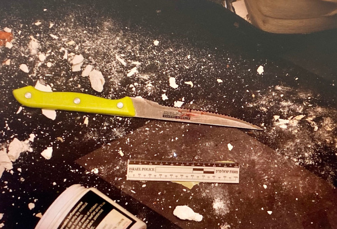 הסכין בה השתמש החשוד (צילום:  דוברות המשטרה)