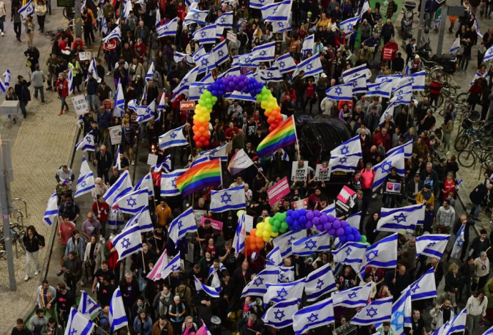 המונים מפגינים בתל אביב  (צילום:  אבשלום ששוני)