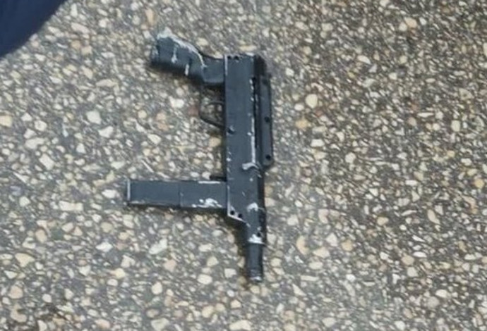 נשק המחבל בפיגוע הירי בחווארה (צילום:  רשתות ערביות)