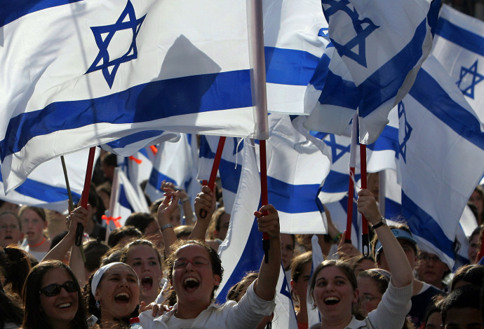 ישראלים עם דגל ישראל (צילום:  REUTERS/Eliana Aponte)