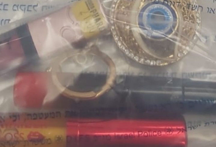 החפצים שנגנבו מהרכב (צילום:  דוברות המשטרה)