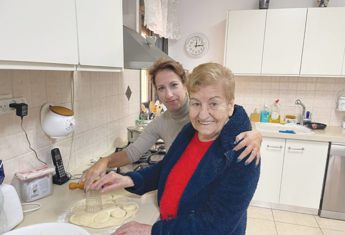 מתנדבים מבשלים עם ניצולי שואה (צילום:  הקרן לרווחת נפגעי השואה)
