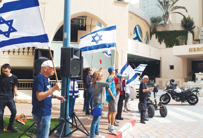 המפגינים מול ועידת איגוד התאגידים העירוניים ברשויות המקומיות (צילום:  יובל בגנו)