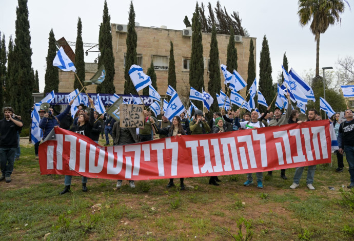 המילואימניקים מפגינים מול ביתו של יו"ר ש"ס אריה דרעי (צילום:  בן כהן)