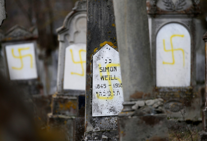 צלבי קרס על מצבות קברים (צילום:  REUTERS/Vincent Kessler)