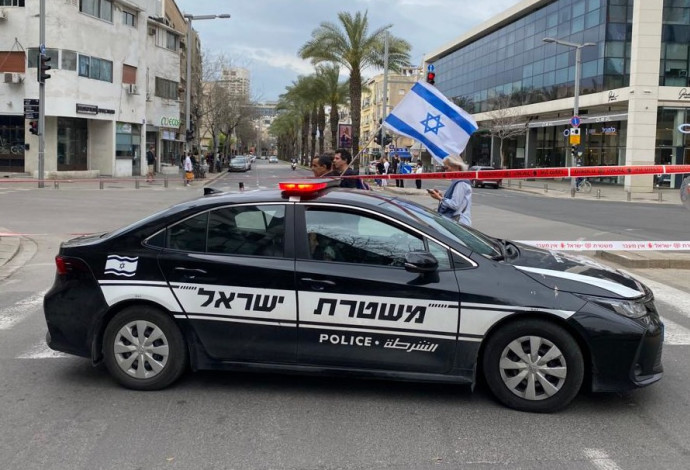 ניידת משטרה חוסמת תנועה לקראת הפגנה בתל אביב (צילום:  אבשלום ששוני)
