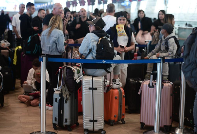 נוסעים בנתב"ג לאחר ההכרזה על השביתה וביטול הטיסות (צילום:  אבשלום ששוני)