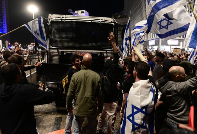 המשטרה משתמשת במכת"זית בתל אביב (צילום:  אבשלום ששוני)