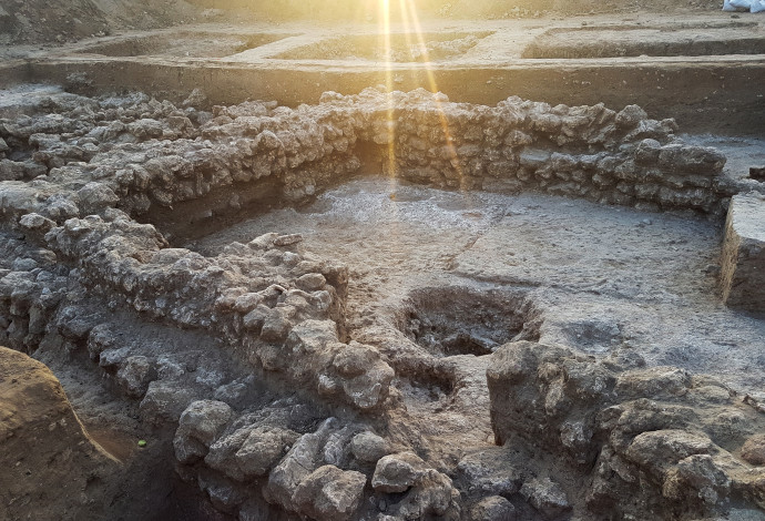 חפירת רשות העתיקות בשנת 2018 לפני הקמת שכונת אגמים (צילום:  יעל עבאדי-רייס, רשות העתיקות)