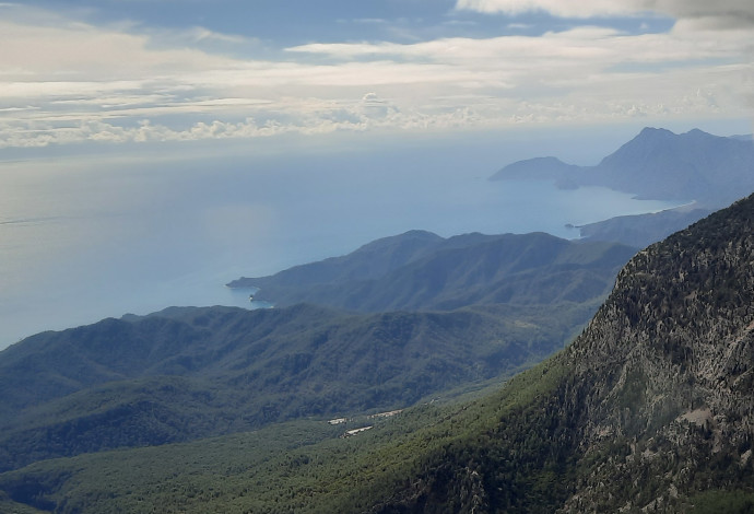 מראה מרום הר טהטלי בעת העלייה ברכבל  (צילום:  עמרי גלפרין)