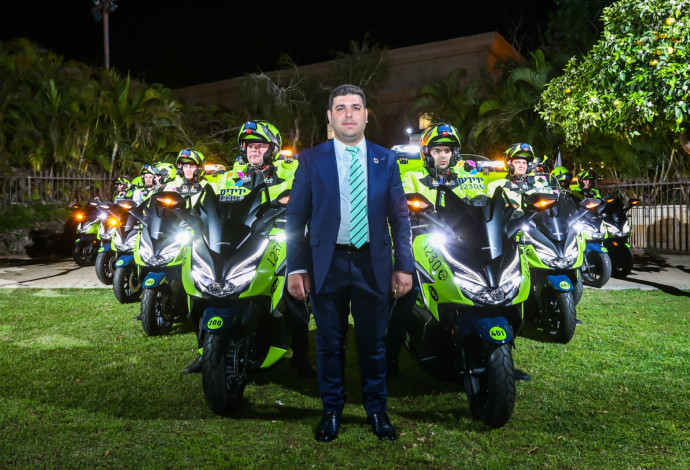 מנכ"ל ידידים ישראל אלמסי והאופנועים החדשים (צילום:  אוראל עזרא)