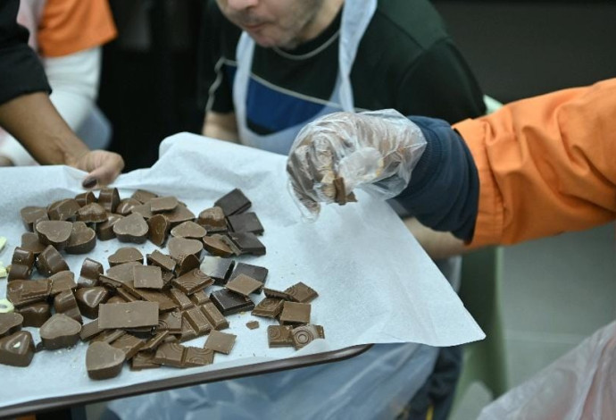 מפעל שוקולד חדש להעסקת אסירים פליליים עם מוגבלות (צילום:  דוברות שב"ס)