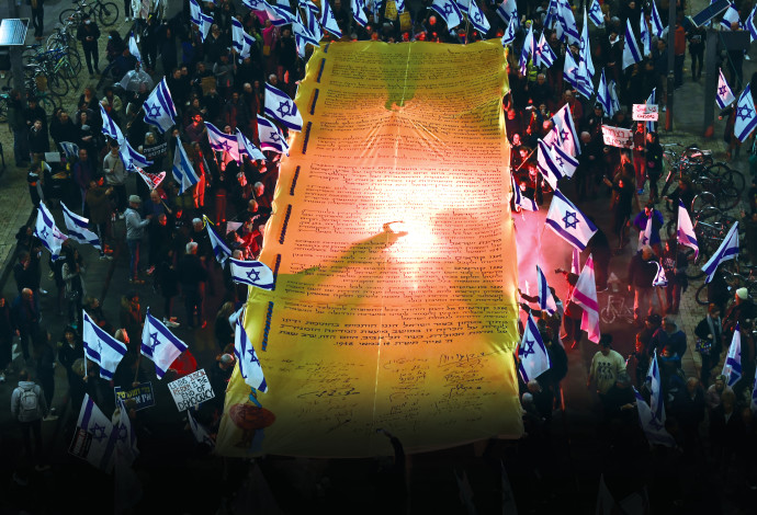 כרזת ענק של מגילת העצמאות בהפגנה בתל אביב בחודש שעבר (צילום:  גילי יערי, פלאש 90)