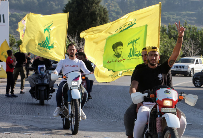 אופנועים עם דגלי חיזבאללה (צילום:  REUTERS/Aziz Taher)