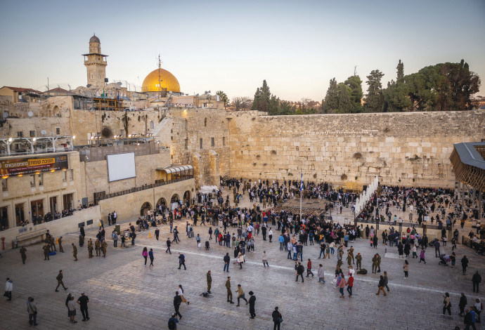 מבט על הכותל המערבי וכיפת הסלע   (צילום:  יונתן זינדל פלאש 90)