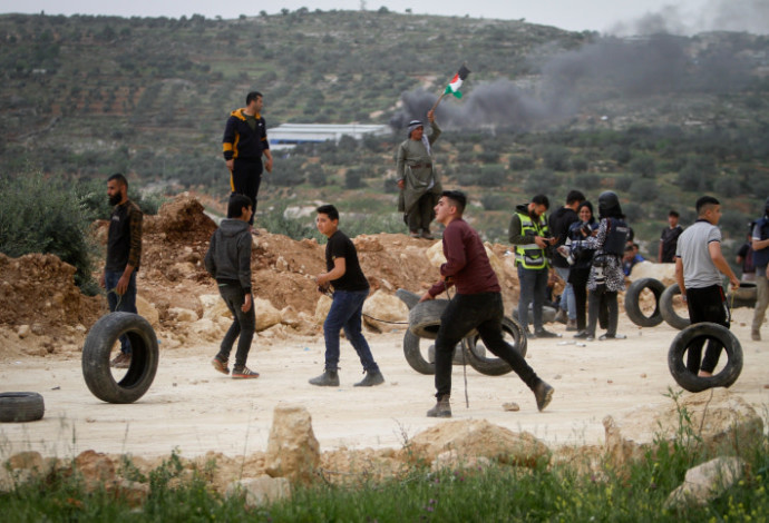 עימותים בין פלסטינים וכוחות צה"ל בשטחים (צילום:  נאסר אישתיה, פלאש 90)