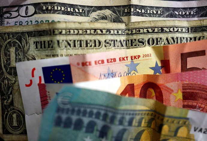 כסף, אילוסטרציה (צילום:  REUTERS/Kai Pfaffenbach/Illustration/File Photo)
