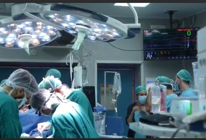 ניתוח השתלת הלב אמש בבילינסון. ארבעה מחמשת האיברים הושתלו בבית החולים (צילום:  דוברות בית החולים בילינסון)