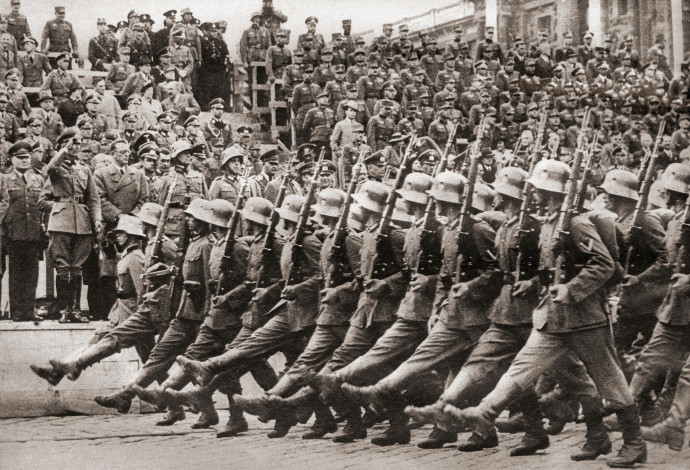 חיילים נאצים במצעד (צילום:  רויטרס)
