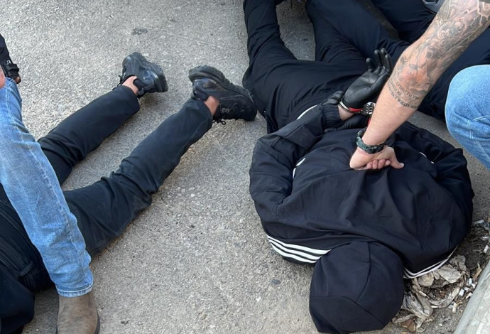 מעצר החשודים בניסיון ההתנקשות (צילום:  דוברות המשטרה)