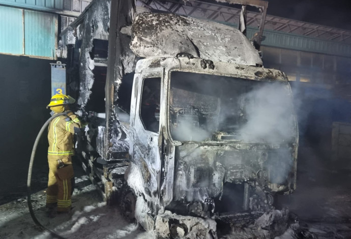 משאית נשרפה באזור הגליל (צילום:  דוברות כב"ה צפון)