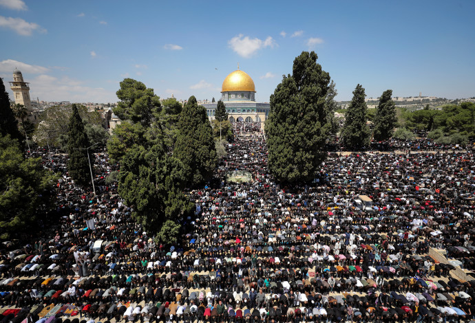 תפילת יום שישי האחרון של הרמדאן בהר הבית  (צילום:  רויטרס)