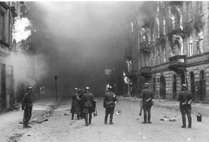 מרד גטו ורשה (צילום:  מתוך ויקיפדיה)