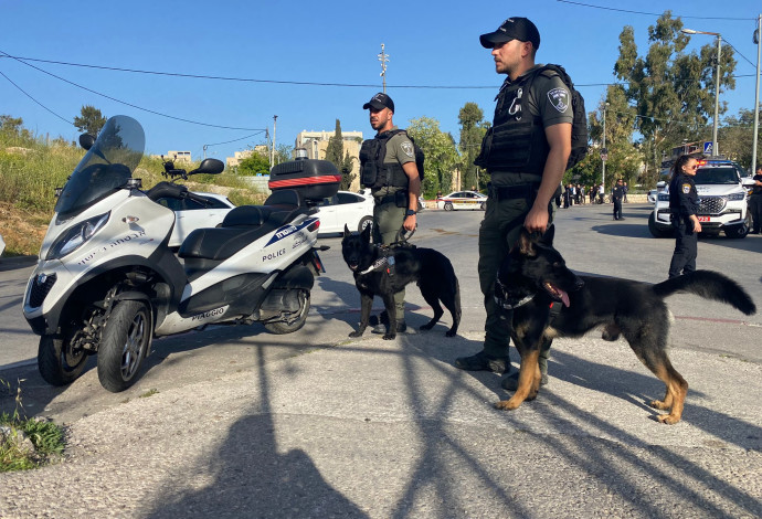 שוטרים בשכונת שמעון הצדיק בירושלים (צילום:  דוברות המשטרה)