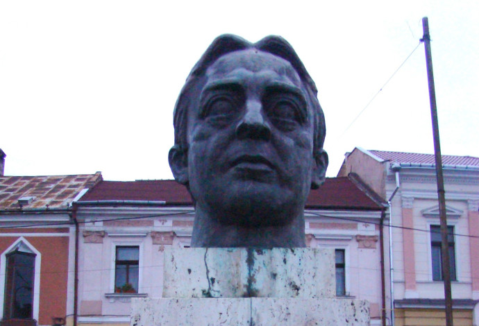 פסל של אוקטביאן גוגה במולדובה (צילום:  Țetcu Mircea Rareș, CC BY-SA 3.0)