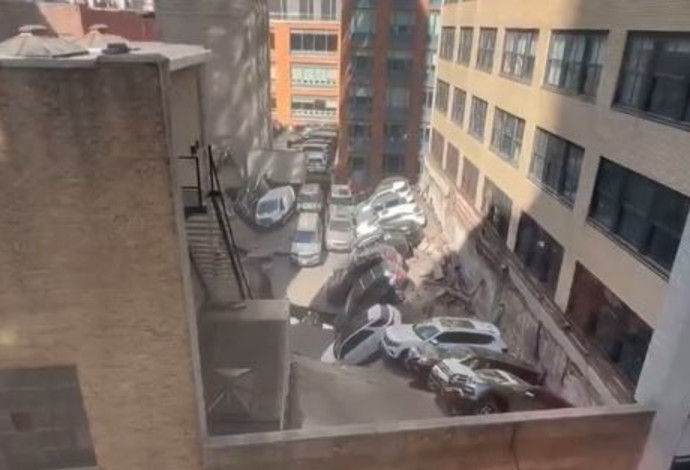 חניון הרכבים שקרס במנהטן (צילום:  רשתות חברתיות)