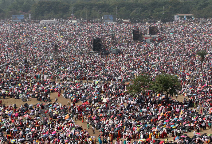 אנשים רבים באירוע המוני בהודו (צילום:  רויטרס)