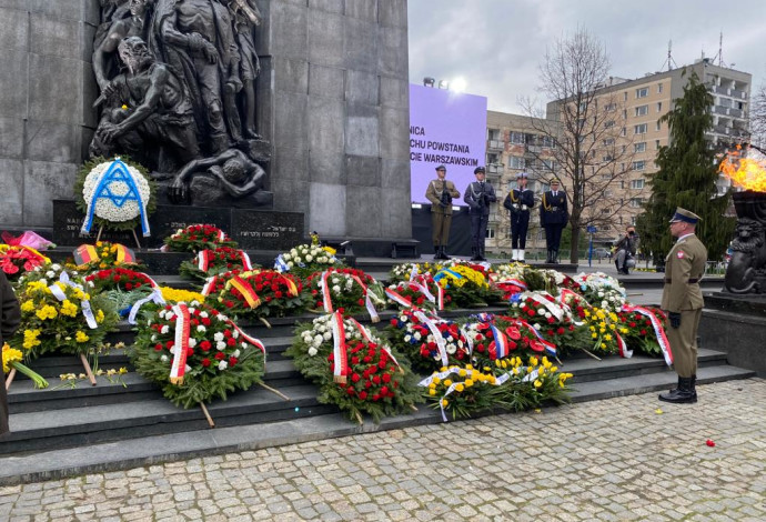 ערימות של זרים ליד האנדרטה להנצחת לוחמי מרד גטו ורשה (צילום:  מאיר עוזיאל)