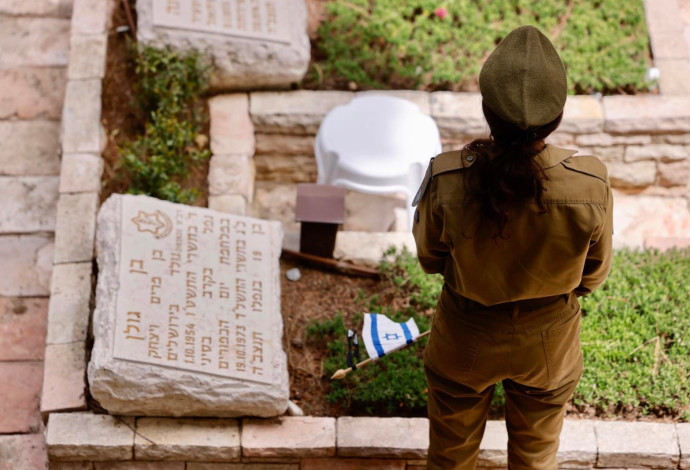 הכנות לטקס יום הזיכרון בבית עלמין צבאי (צילום:  מארק ישראל סלם)