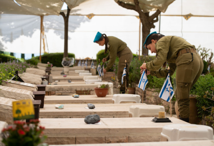 חיילים בבית עלמין צבאי ביום הזיכרון (צילום:  אייל מרגולין, פלאש 90)