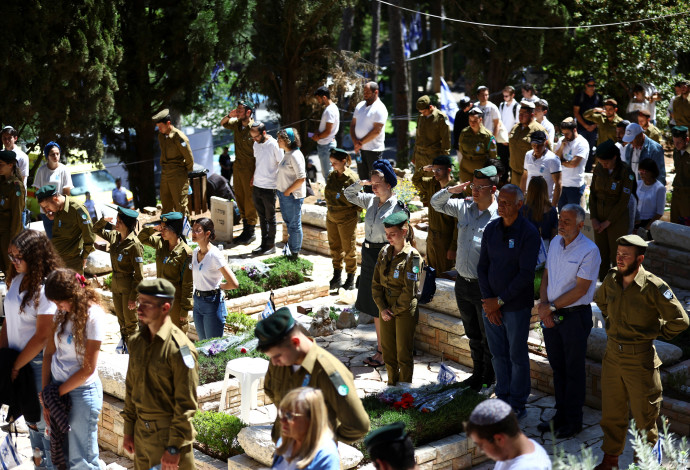 יום הזיכרון, בית עלמין צבאי (צילום:  REUTERS/Ronen Zvulun)