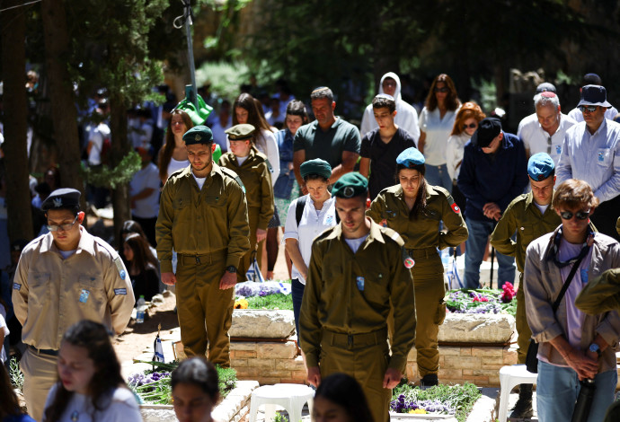 יום הזיכרון, בית עלמין צבאי (צילום:  REUTERS/Ronen Zvulun)