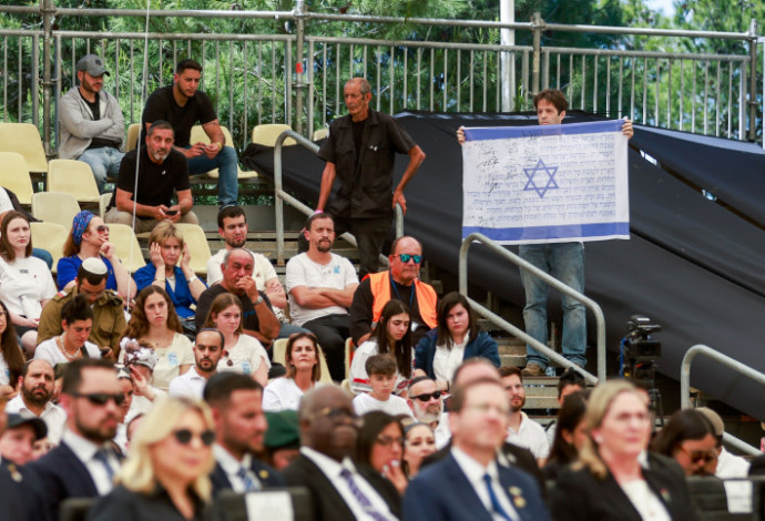 בן שכול מניף את דגל ישראל בזמן נאום נתניהו בהר הרצל (צילום:   אריק מרמור פלאש 90)