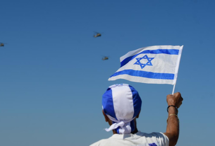 ישראלים צופים במטס יום העצמאות בתל אביב (צילום:  אבשלום ששוני)
