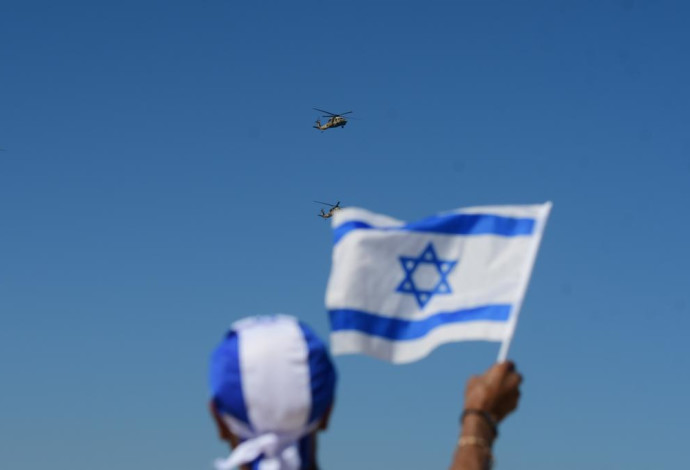 ישראלים צופים במטס יום העצמאות בתל אביב (צילום:  אבשלום ששוני)