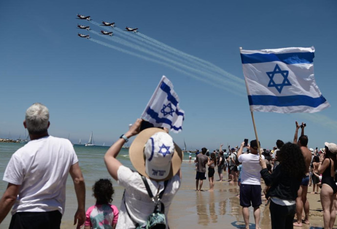 אנשים צופים במטס יום העצמאות בתל אביב (צילום:  אבשלום ששוני)