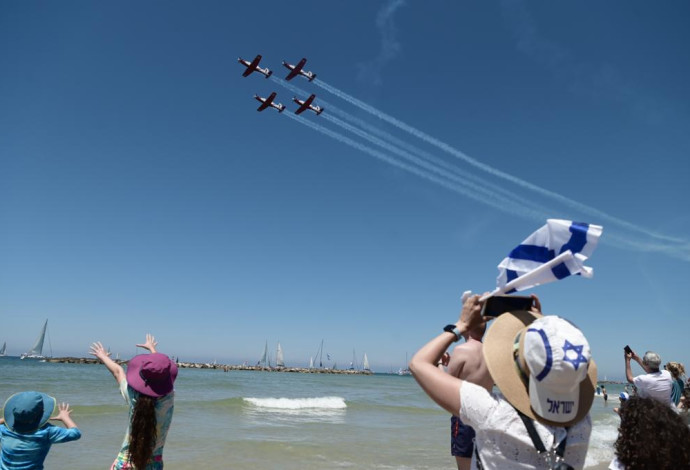אנשים צופים במטס יום העצמאות בתל אביב (צילום:  אבשלום ששוני)