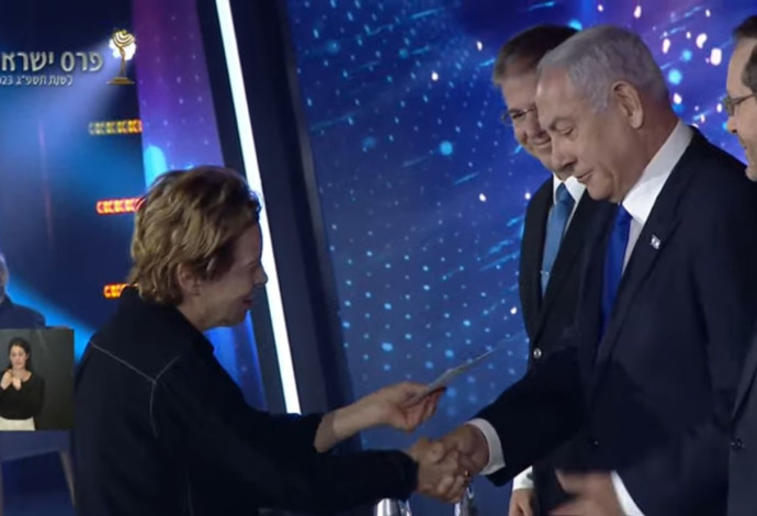 כלת פרס ישראל מיכל רובנר מעבירה פתק לראש הממשלה (צילום:  צילום מסך)