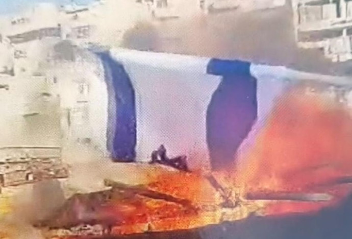 בסרטון טיקטוק: דגל ישראל ששרף החשוד במעשה, תושב מזרח ירושלים (צילום:  דוברות המשטרה)