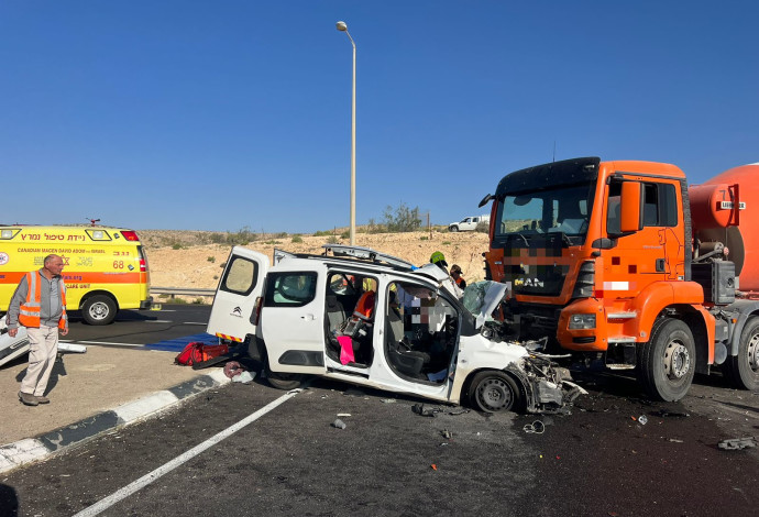 זירת התאונה בכביש 40 (צילום:  דוברות כבאות והצלה)