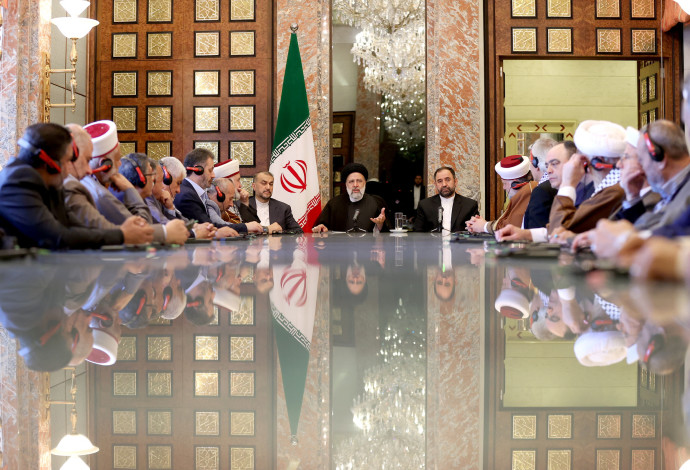 נשיא איראן ראיסי בפגישה עם הפלגים הפלסיטינים בסוריה (צילום:  Iran's Presidency/WANA (West Asia News Agency)/Handout via REUTERS)