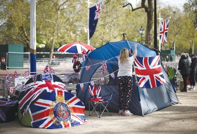 תושבים בהכנות בלונדון לקראת הכתרת המלך צ'ארלס  (צילום:  רויטרס)