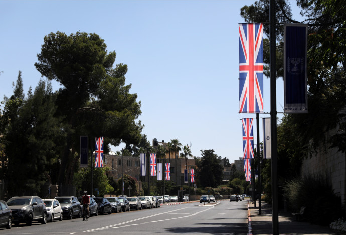 דגלי בריטניה וישראל (צילום:  REUTERS/Ammar Awad)
