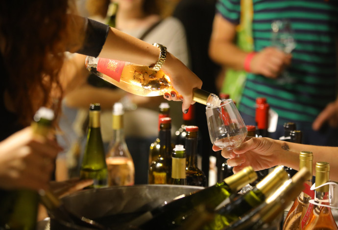 פסטיבל היין בפתח תקווה. האורחים יקבלו בכניסה גביע לטעימת יין (צילום:  דוברות עיריית פתח תקווה)
